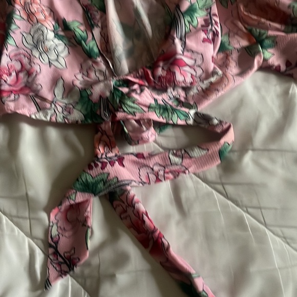 NWOT floral short sleeve vintage like front tie top with marching shorts - Picture 4 of 8